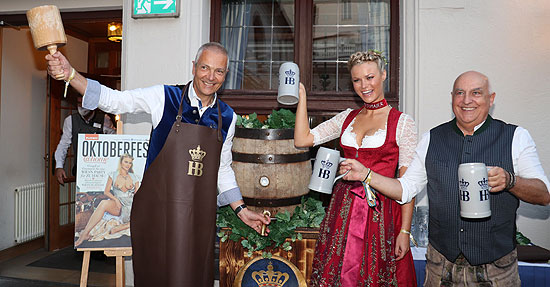 Hofbräu Direktor Dr. Michael Möller zapfte das erste Fass Hofbräu Wiensbier im Beisein des Wiesn-Playmate Natascha Hofmann und  Trachten Angermaier Chef Dr. Axel Munz (©Foto: Martin Schmitz)